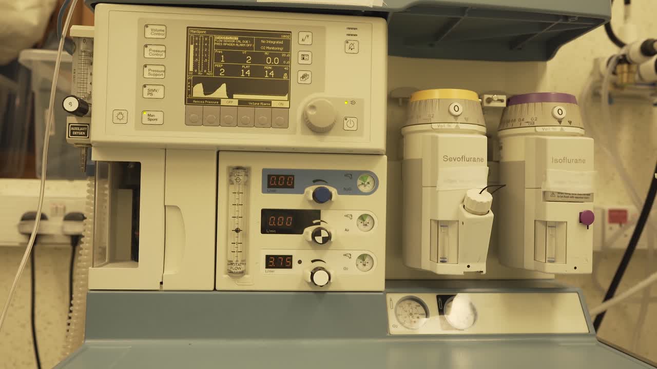 covid-19 pandemia 동안 의료 병원에서 마취 워크 스테이션의 가까운 보기