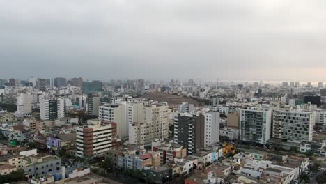 Edificios-Y-Casas-De-Gran-Altura-En-El-Distrito-De-San-Isidro-Hacia-La-Pirámide-Huaca-Pucllana-En-Miraflores,-Lima-Central,-Perú