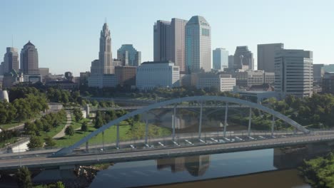 Horizonte-De-Columbus-Ohio-Con-Puente-Con-Video-De-Drones-Moviéndose-Lentamente