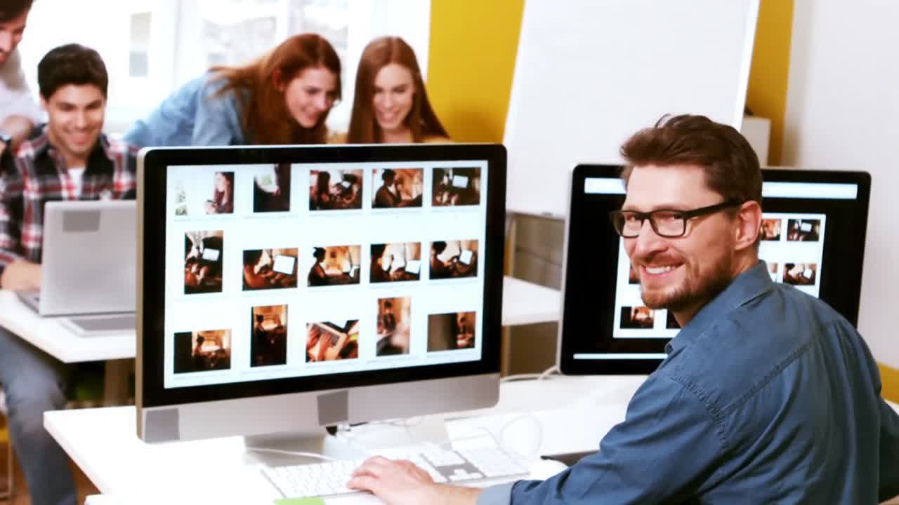 diseñador gráfico masculino trabajando en computadora