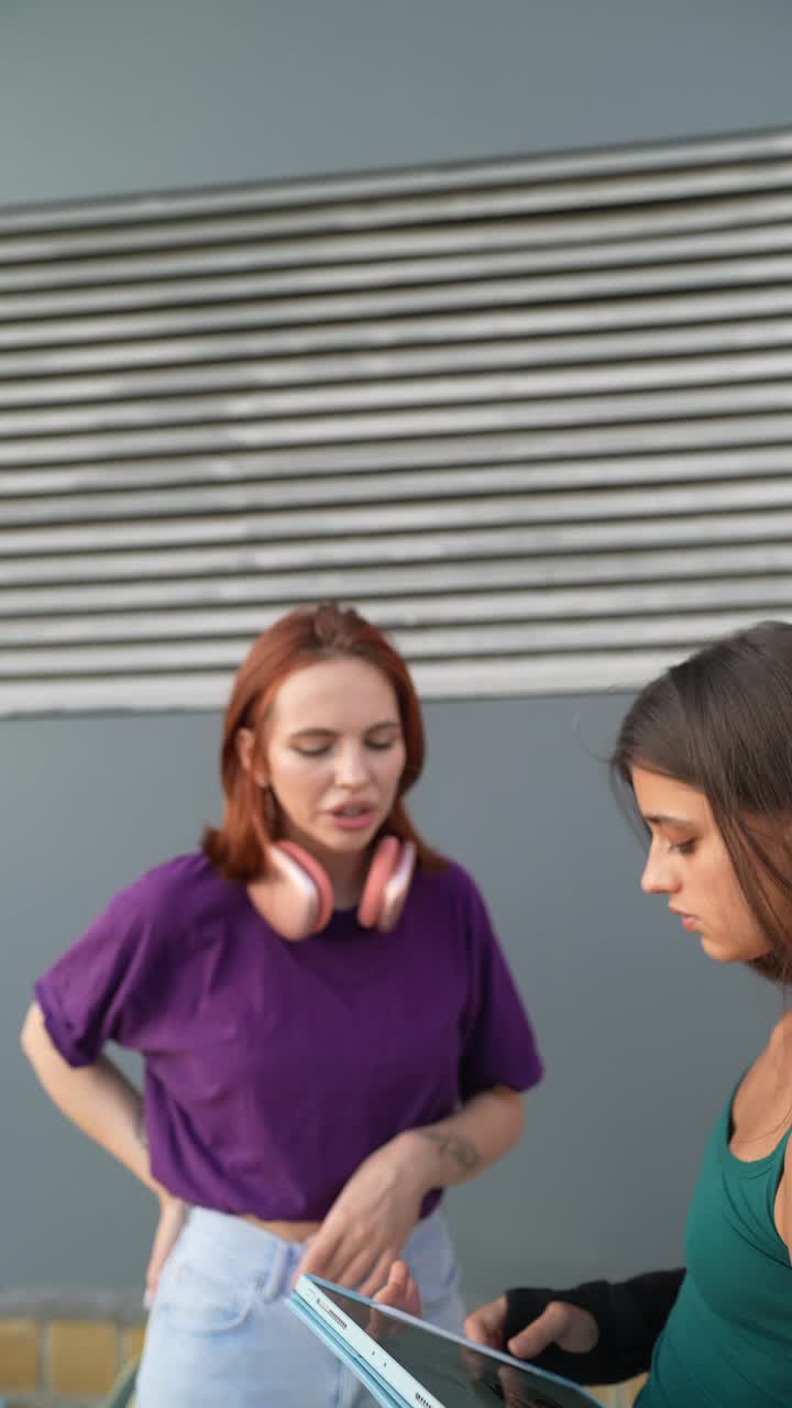 dos mujeres discutiendo en una tableta