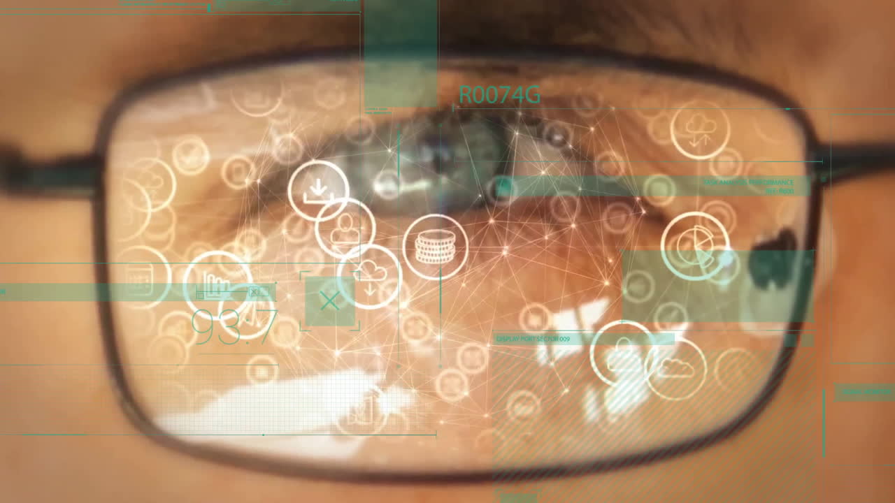 animación de procesamiento de datos digitales sobre primer plano del ojo de una persona con gafas