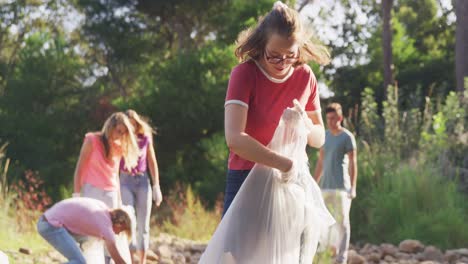 Adultos-Mediados-De-Voluntariado-Durante-El-Día-De-Limpieza-Del-Río