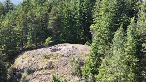 Joven-Excursionista-Descansando-En-La-Cima-De-La-Hermosa-Y-Pintoresca-Colina-De-Soames-En-Gibsons,-Canadá