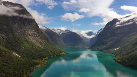 la hermosa naturaleza de noruega paisaje natural lago lovatnet.