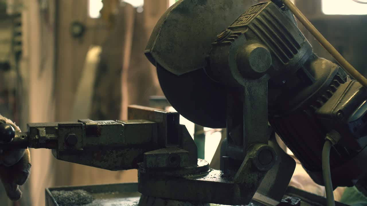 кузнец с помощью круговой пилы