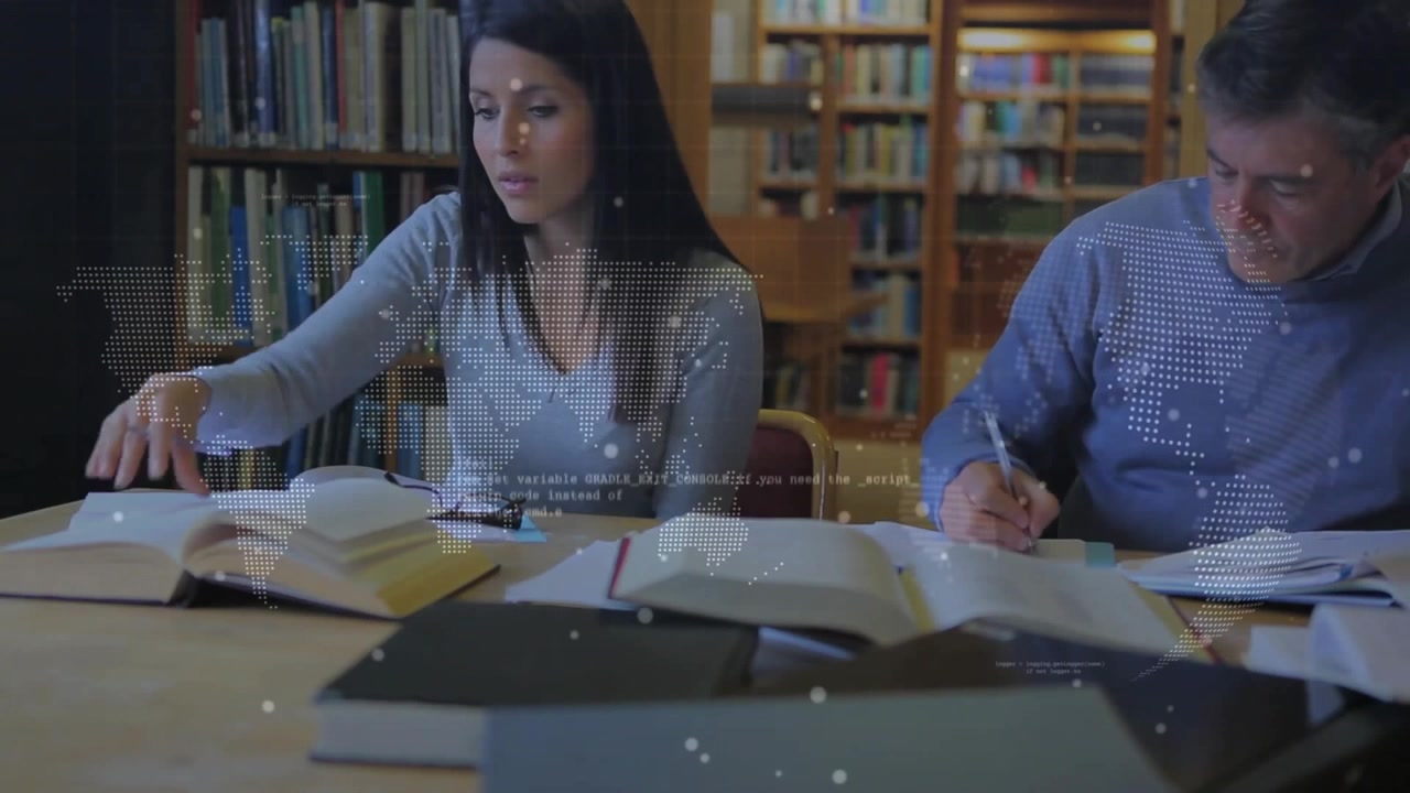 Compañeros de clase leyendo un libro de texto y escribiendo mientras un mapa mundial transparente superpuesto impulsa la investigación