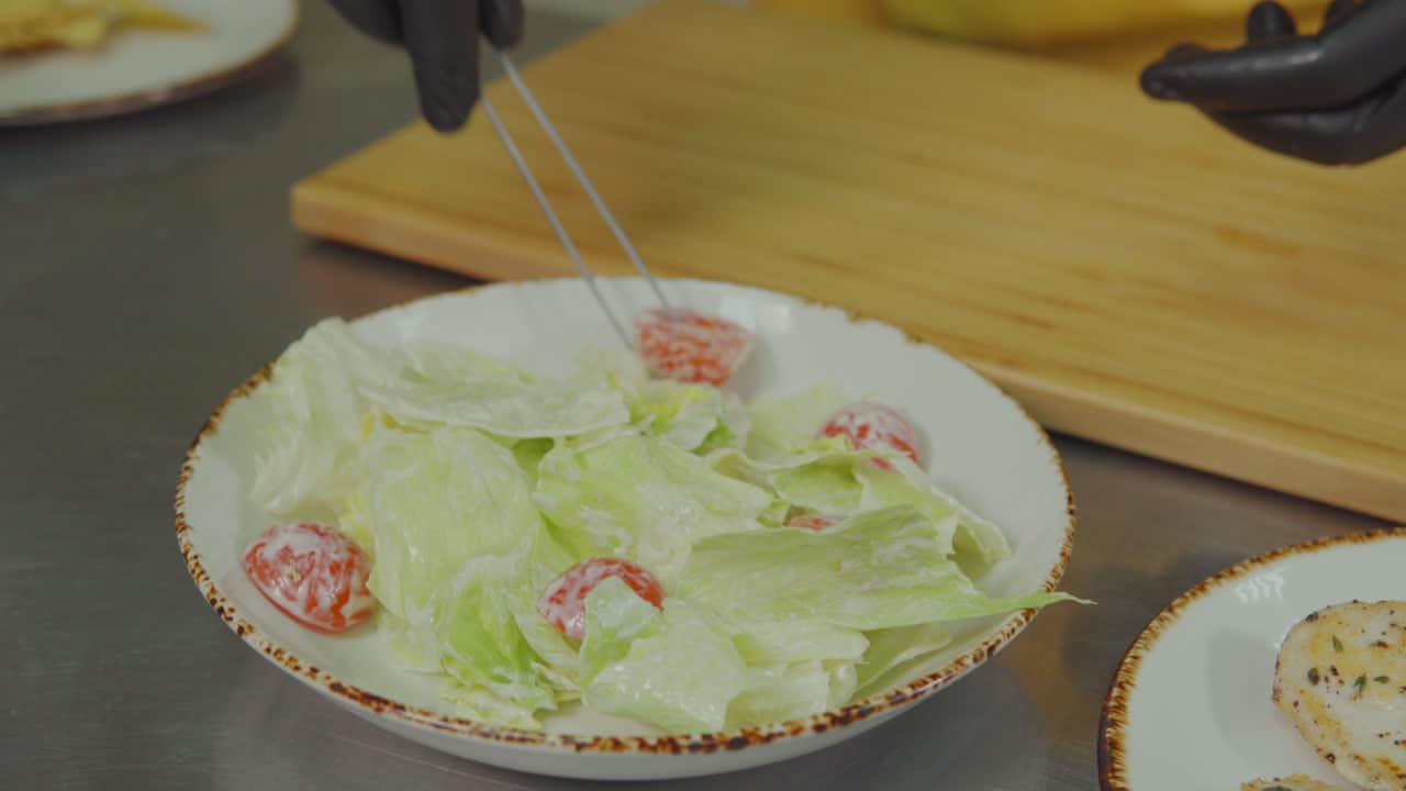 el chef está preparando una ensalada césar.