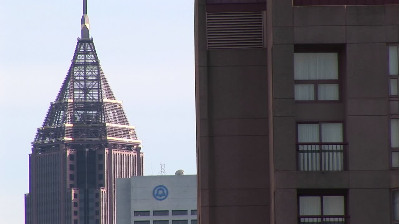 애틀랜타 조지아에 있는 스카이라인의 작은 부분의 미디엄샷