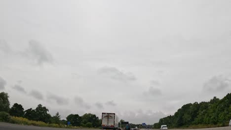 coches y camiones en una carretera lluviosa