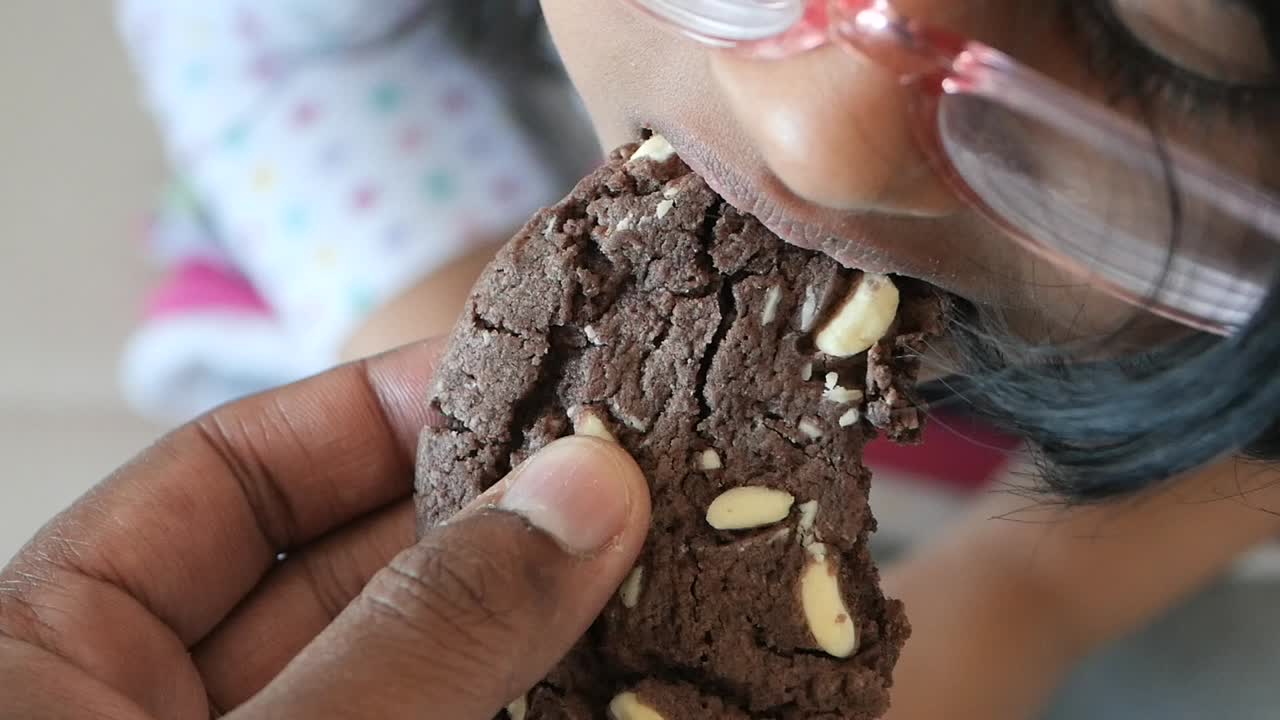 cerca de un niño comiendo una galleta de chispas de chocolate