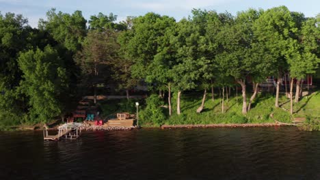 Toma-Aérea-De-Carro-Rápido-A-Través-De-Casas-Frente-Al-Lago-En-Minnesota