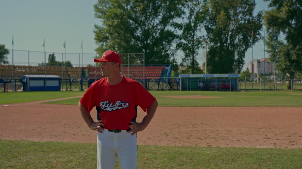 Squadra di baseball e allenatore sul campo