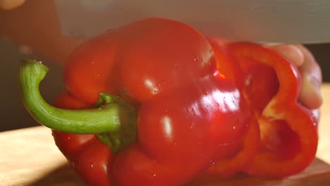 cortar el pimienta roja con un cuchillo