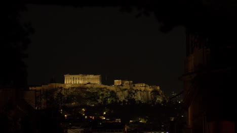 Vista-Iluminada-De-La-Acrópolis-Por-La-Noche-En-Atenas.