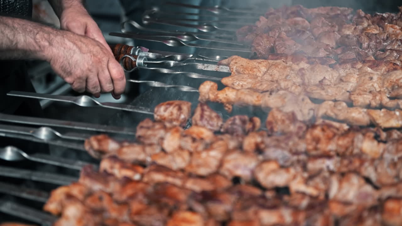 Cuoco che prepara un barbecue su una griglia a un festival gastronomico