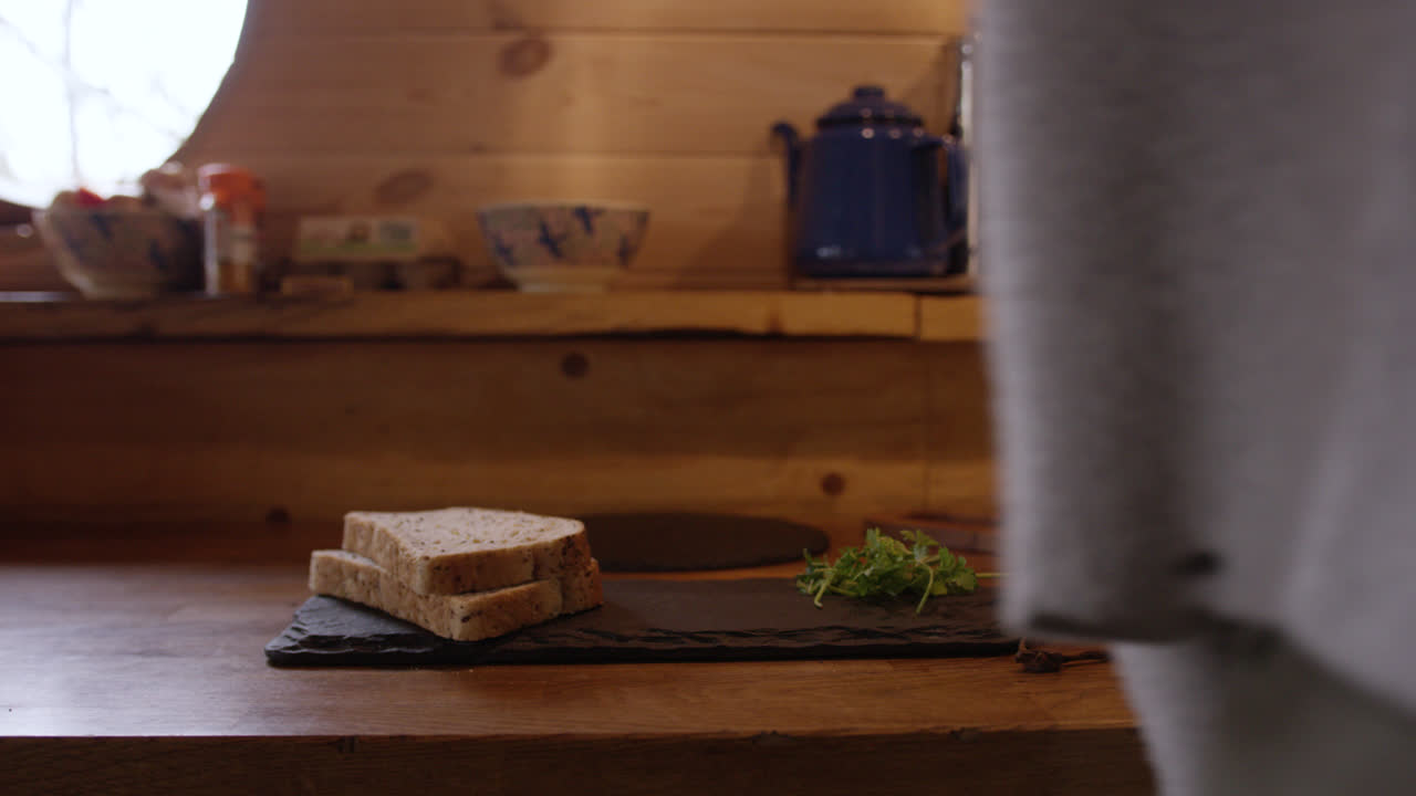 уютный и стильный интерьер домика на дереве в лесу