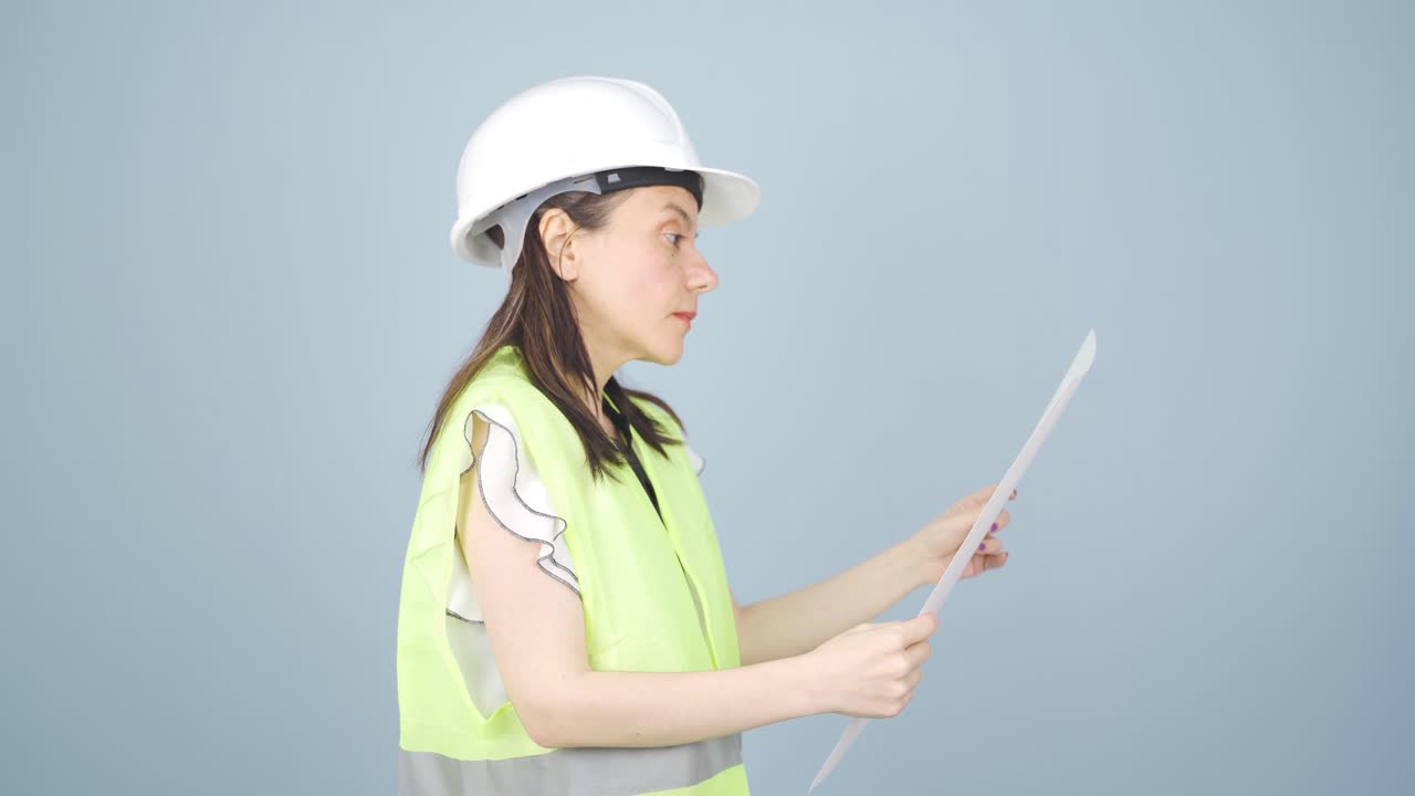 엔지니어는 그녀가 들은 소식을 승인합니다.