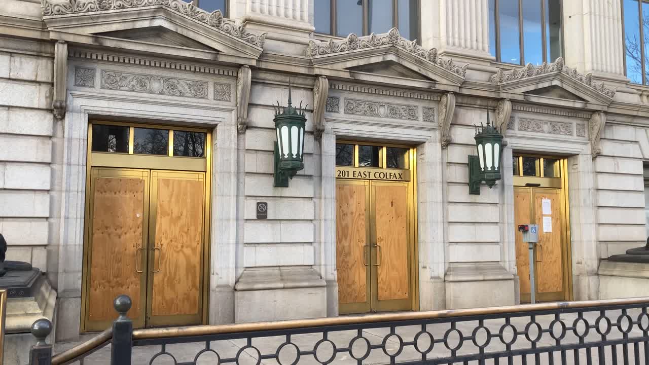 2021년 취임식 중 국내 테러에 대한 우려로 콜로라도 교육청 건물에 승선