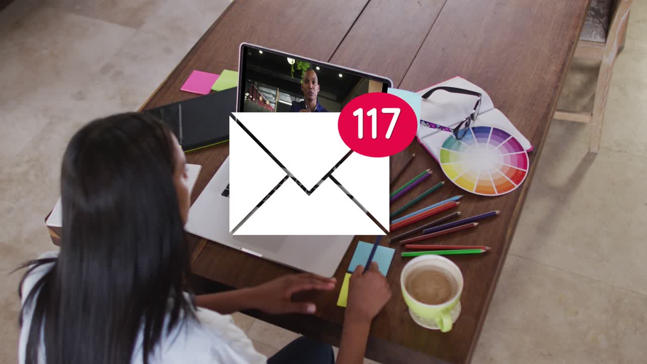 Animazione di icona email con numeri su donna in videochiamata con laptop