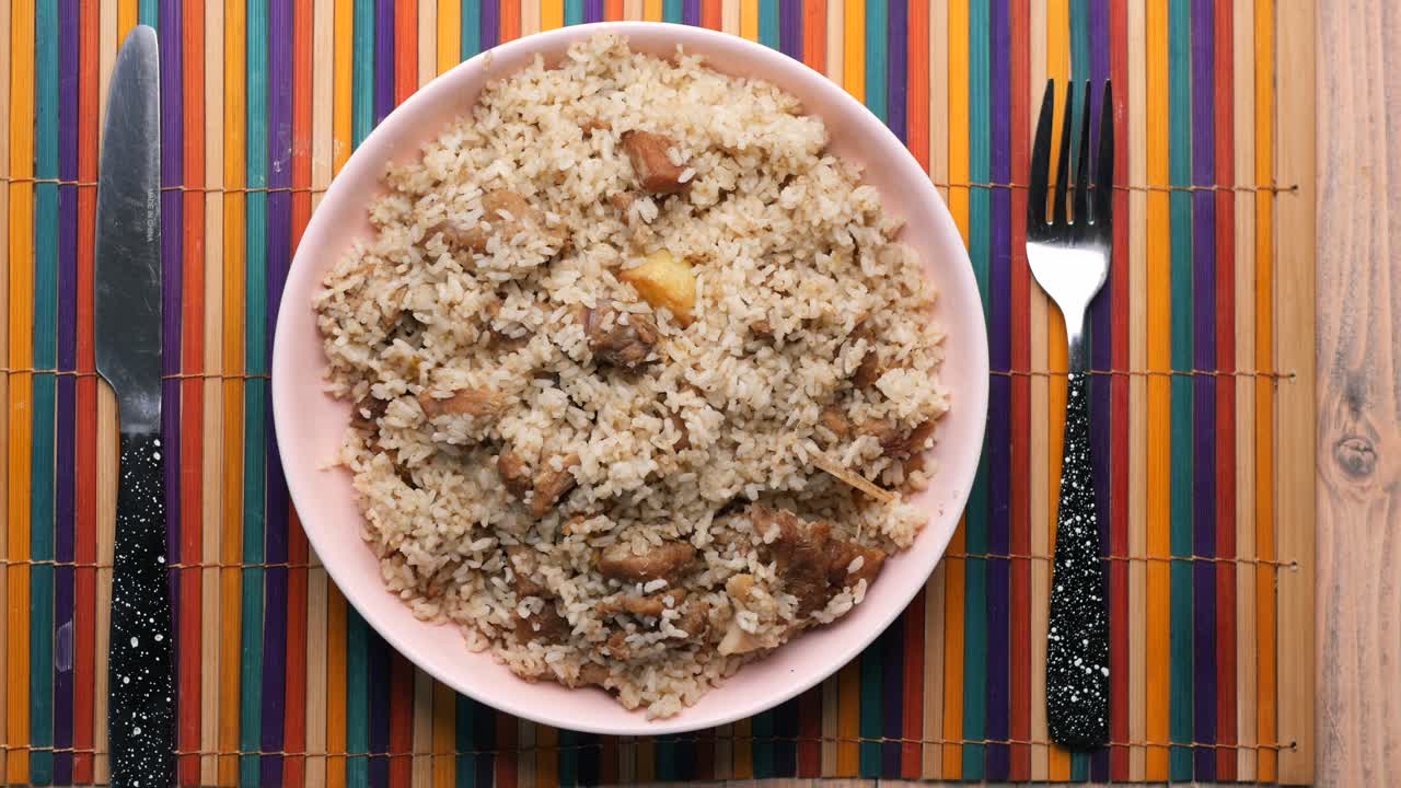 Comida de biryani de pollo en un recipiente sobre la mesa