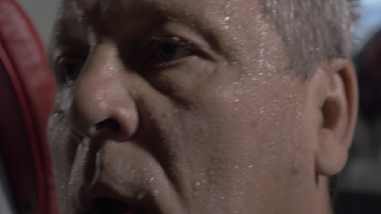 이 은 얼굴을 수건으로 는 남자