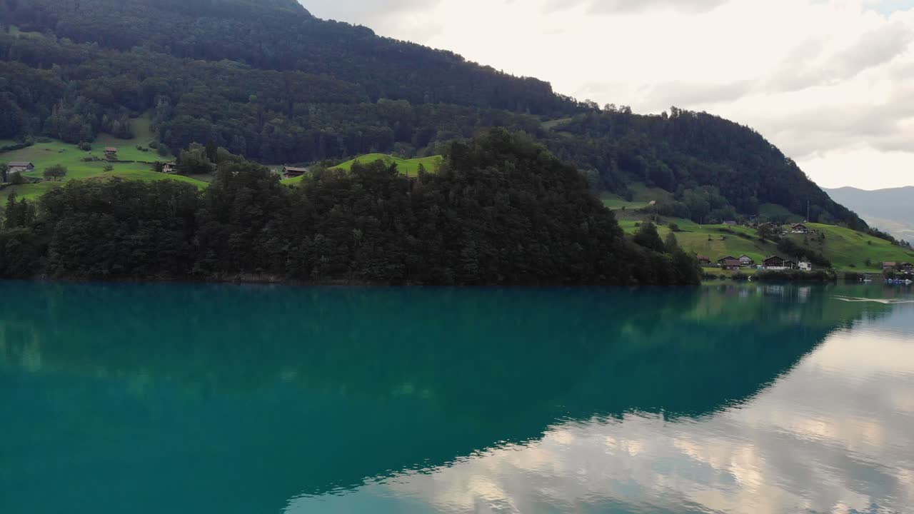 agua turquesa del lago alpino lungernersee en los alpes suizos, vista aérea