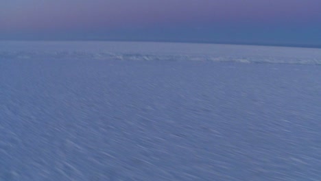 Una-Antena-Sobre-La-Helada-Región-ártica-De-La-Bahía-De-Hudson,-Canadá-Al-Atardecer-O-Al-Amanecer-3