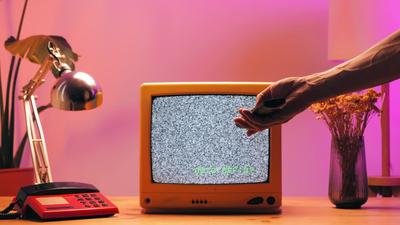 tv retro, televisione vintage in una configurazione nostalgica, una tv retro mostra il grano sullo schermo, dispositivo spaventoso per la notte di halloween buono per chroma key e schermo verde. filmati 4k di alta qualità