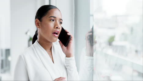 Denken,-Arbeiten-Und-Eine-Sprechende-Frau-Beim-Telefonieren