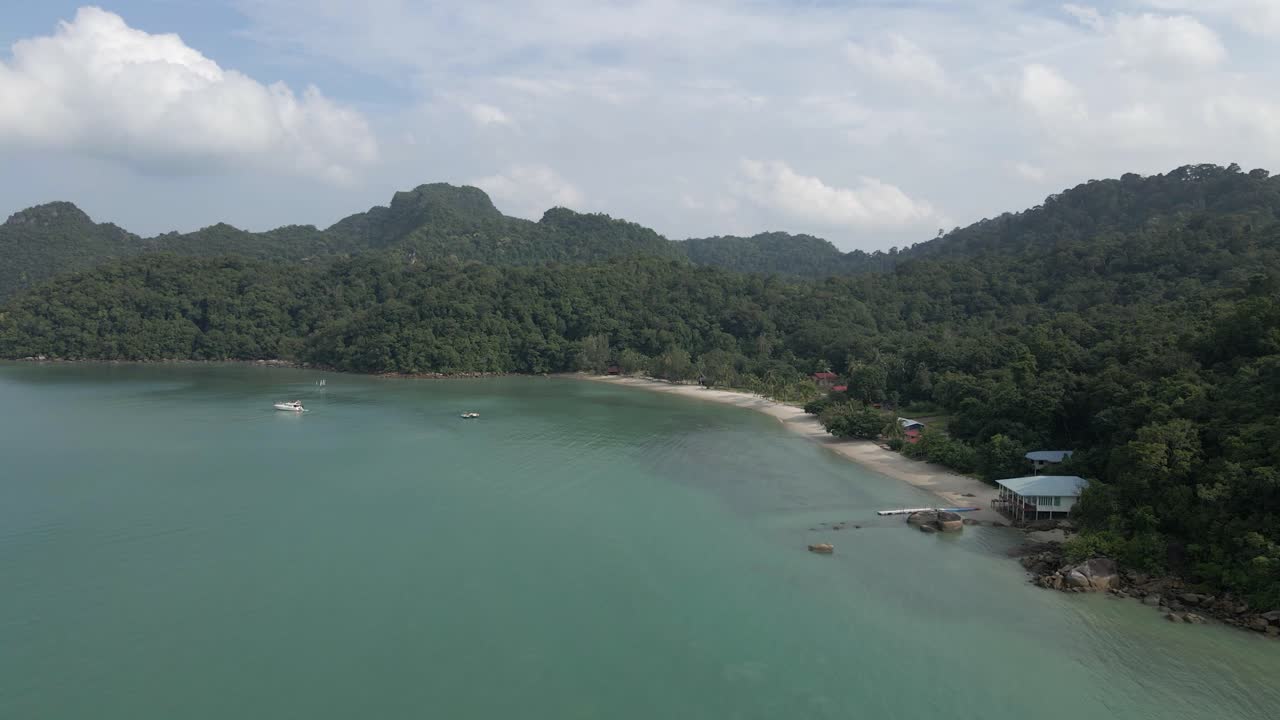 selva de montaña exuberante, playas de arena, cálido mar turquesa en la tuba, mal