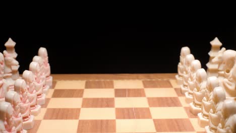 Konzeptionelles-Schachbrettspiel,-Rotierend-Auf-Schwarzem-Hintergrund