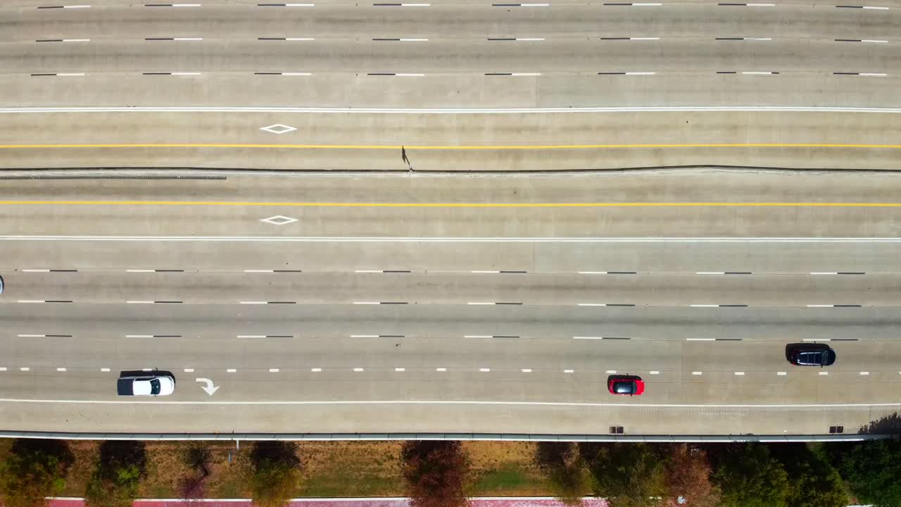 고속도로에서 60 프레임에서 가운 흐르는 교통의 공중 전망