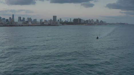 el horizonte de tel aviv al atardecer con barcos