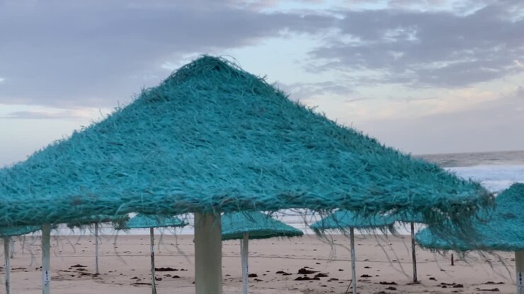 Tempesta al tramonto sulla spiaggia di Costa da Caparica, Portogallo