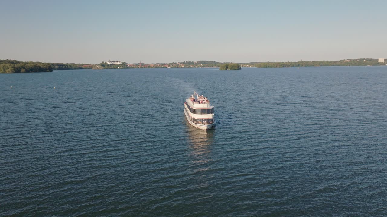 barco navegando en el agua en un día soleado con pequeñas olas