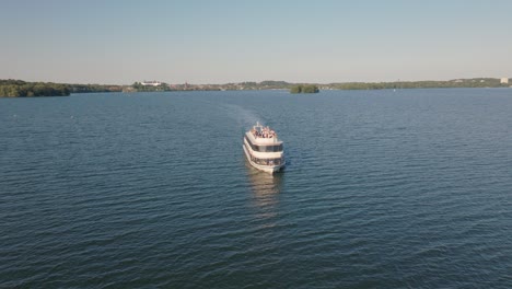 barco navegando en el agua en un día soleado con pequeñas olas