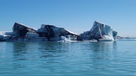 mini icebergs en la laguna glaciar de islandia