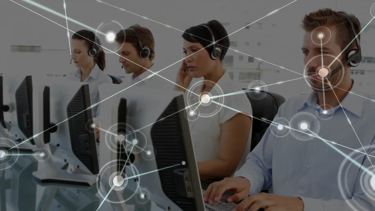 컴퓨터와 헤드으로 작업하는 다양한 동료에 대한 사람들의 네트워크 아이콘의 애니메이션