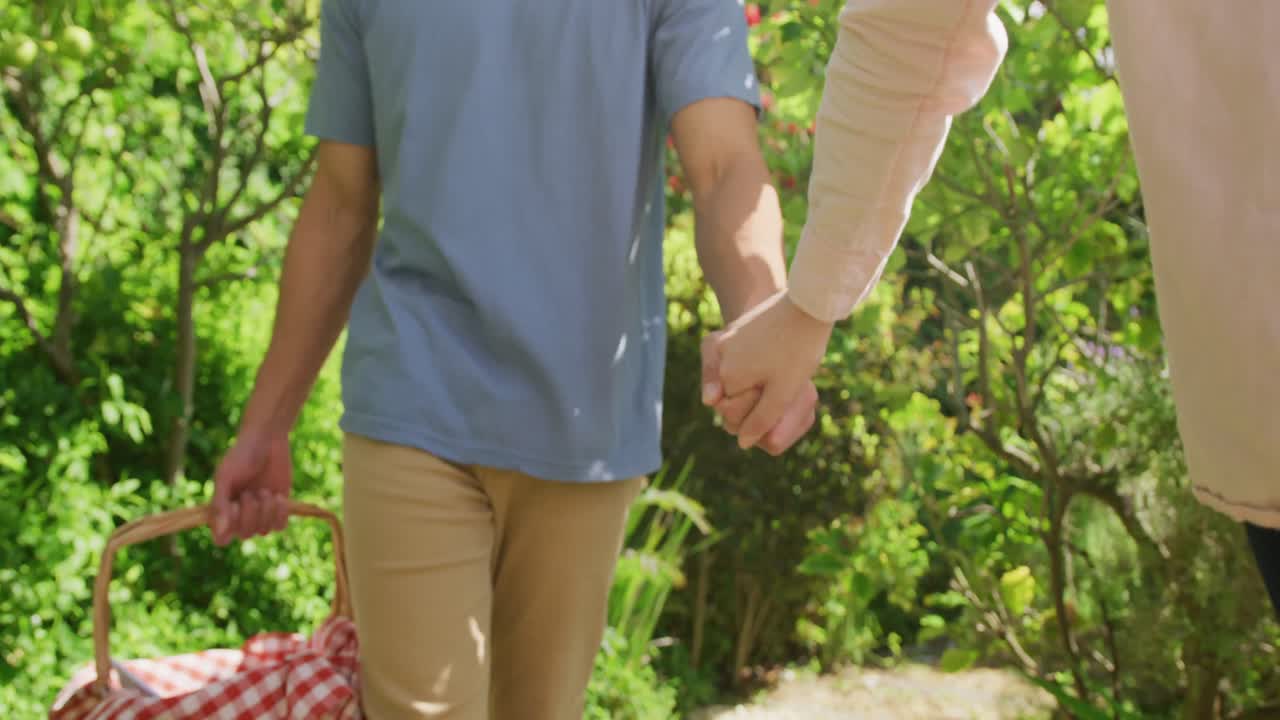 다양한 커플 이  ⁇ 은 날 정원 에서 바구니 와 함께  ⁇ 고 있다