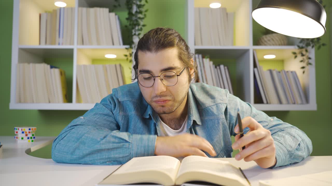 estudiante masculino exitoso mirando a la cámara pensativo.