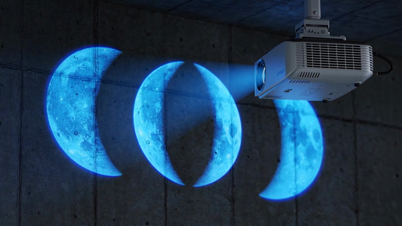 Accensione di un proiettore a soffitto che proietta fasi lunari blu su una parete di cemento per un'animazione lunare.