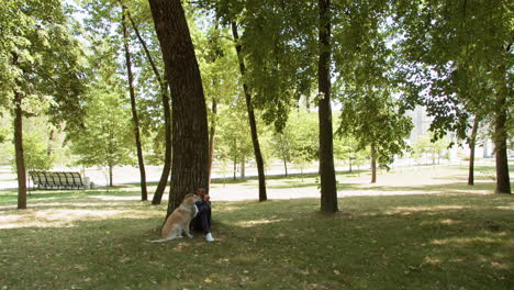 Hombre-Y-Perro-En-El-Parque