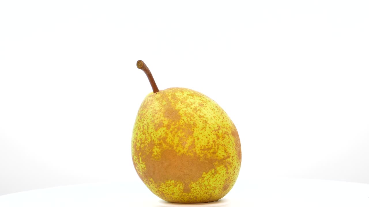 색 배경에서 진주 과일이 회전합니다. 진주 주스. 정원 작물을 수확합니다. 과일 가게 전시장. 신선한 과일. 달한 음식. 비타민 제품. 텍스트를 위한 장소. 원으로 회전됩니다. 비디오.