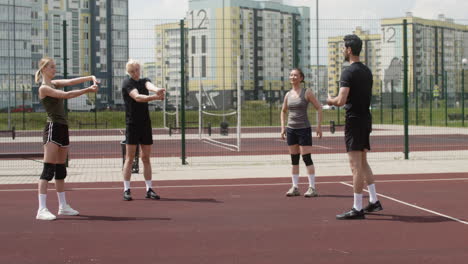 Gruppe-Multiethnischer-Freunde-Beim-Dehnen-Von-Sportbekleidung