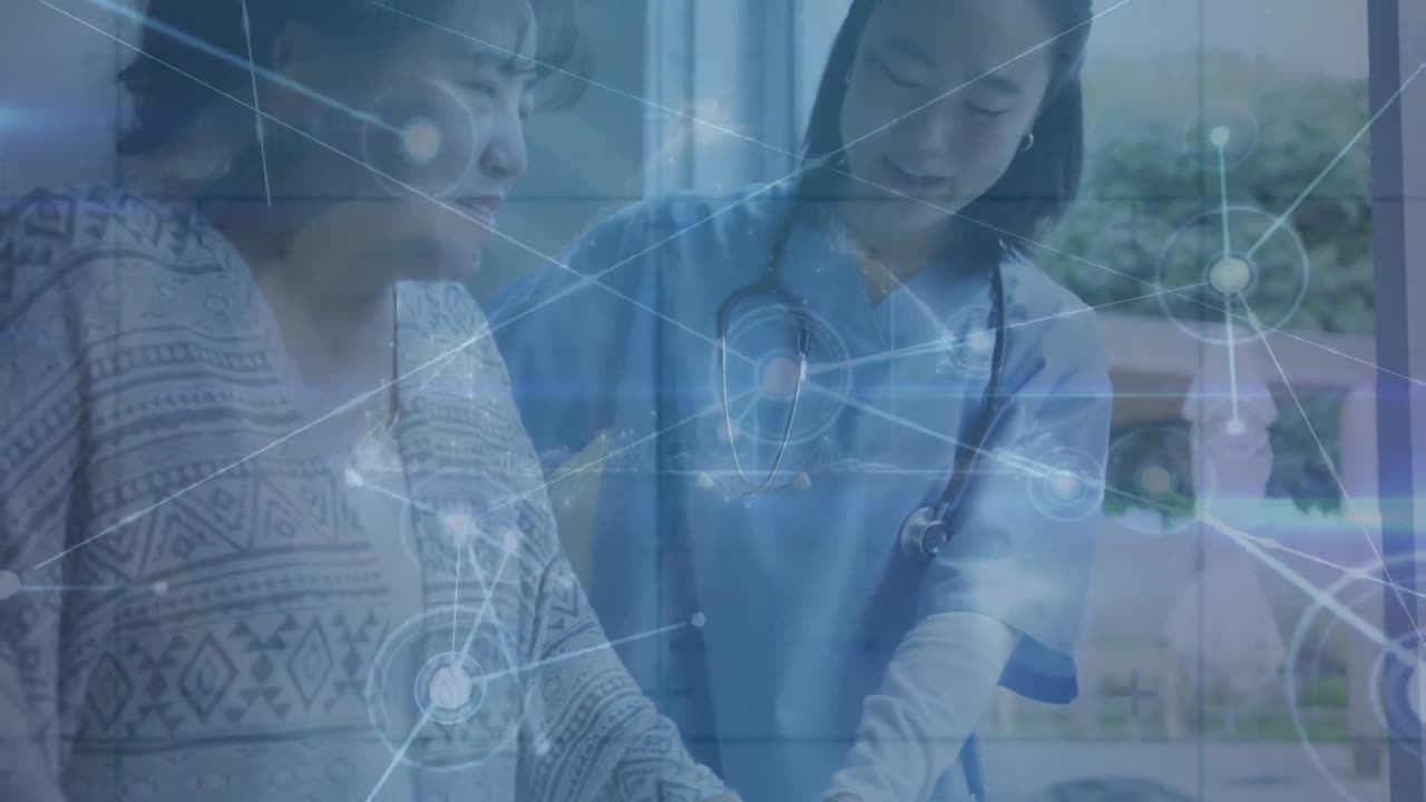 데이터 처리를 통해 환자를 치료하는 아시아 여성 의사의 애니메이션