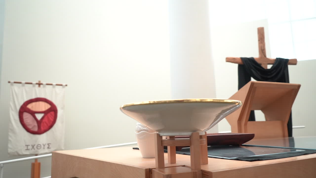 성소에서 친교 요소와 십자가가 있는 기독교 교회 강단