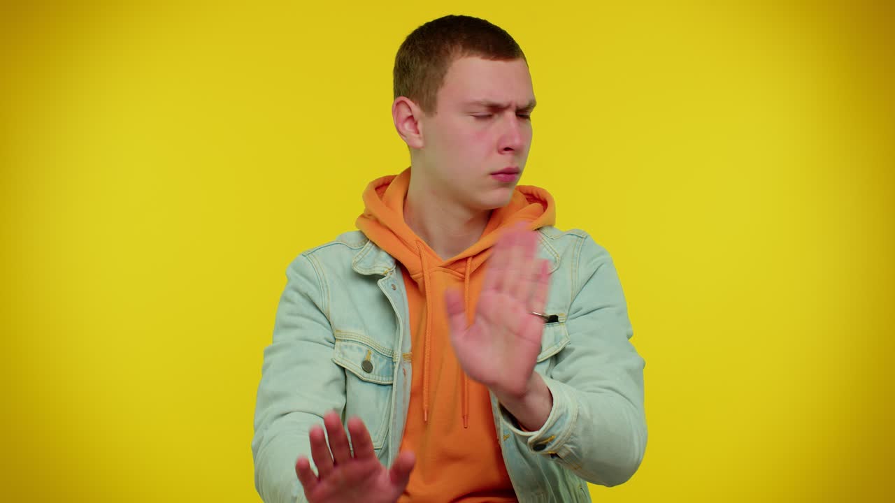confundido adolescente hombre señalando con los dedos a sí mismo preguntar decir quién por qué me no gracias no lo necesito