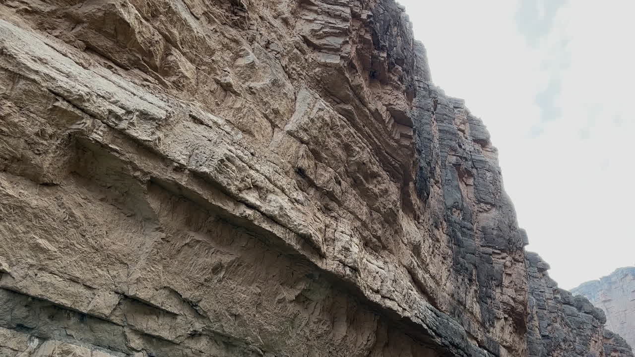 mujer en el río río grande bajo los acantilados del cañón de santa elena, parque nacional big bend, texas, estados unidos