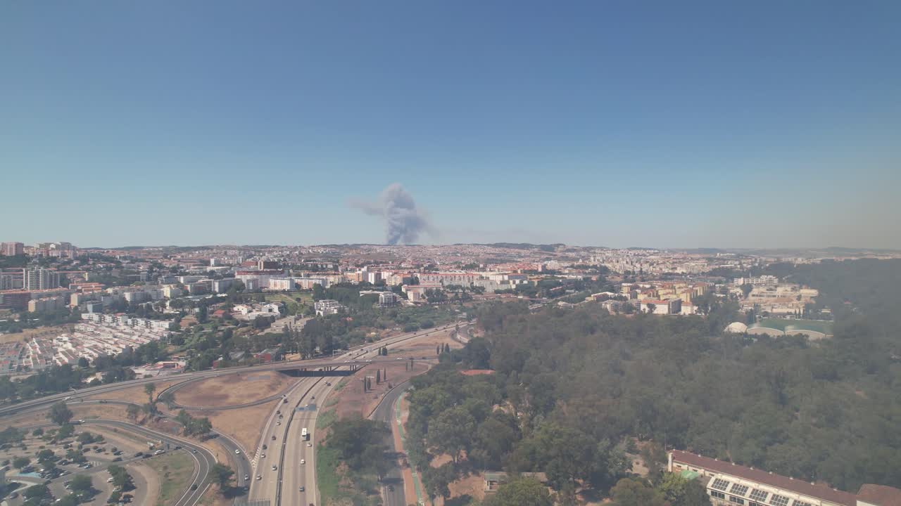 L'aria della città è coperta di fumo a causa dell'incendio nella città di Lisbona, Portogallo.